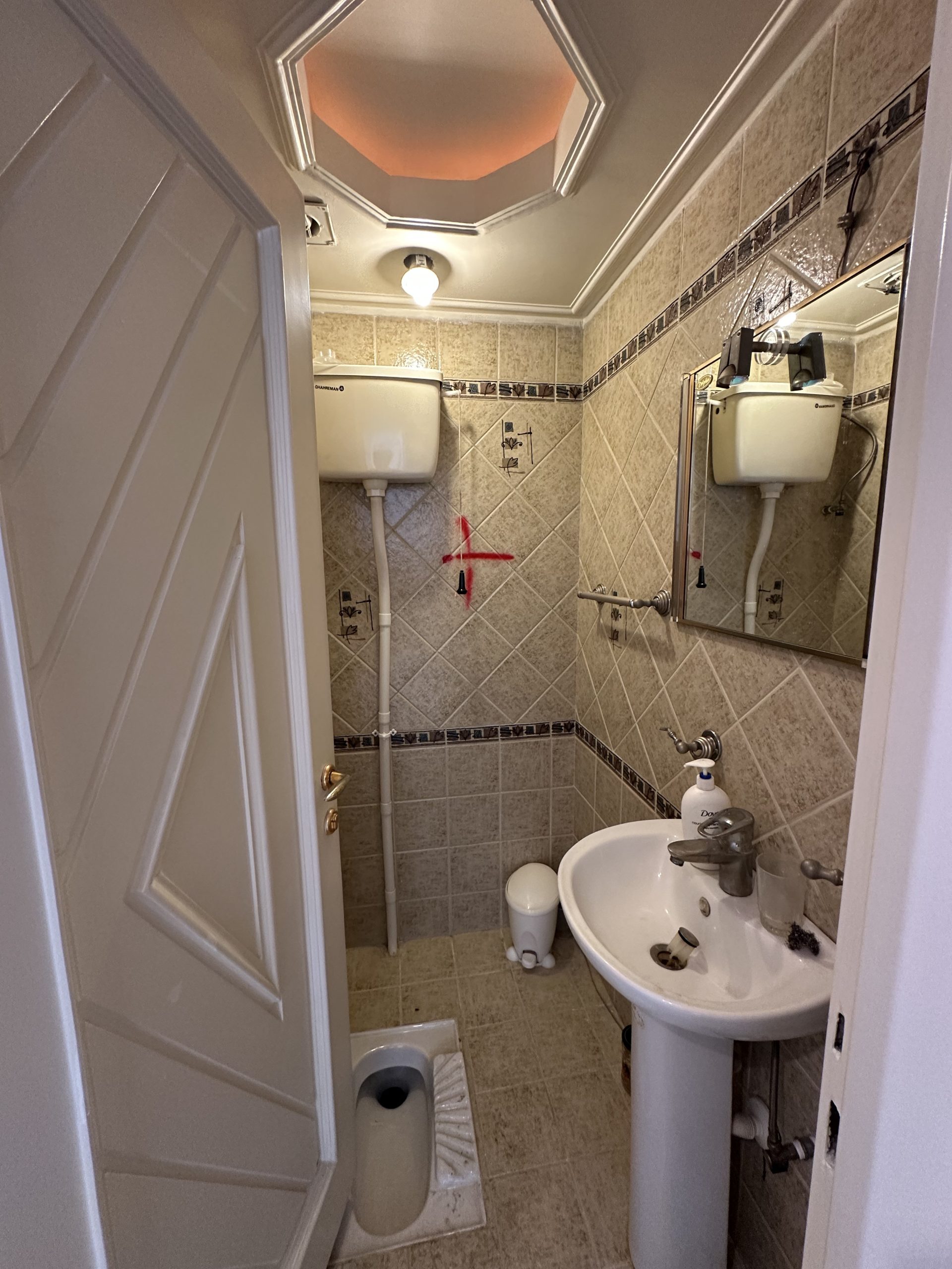 بازسازی واحد 75 متری سعادت اباد سرویس بهداشتی قبل