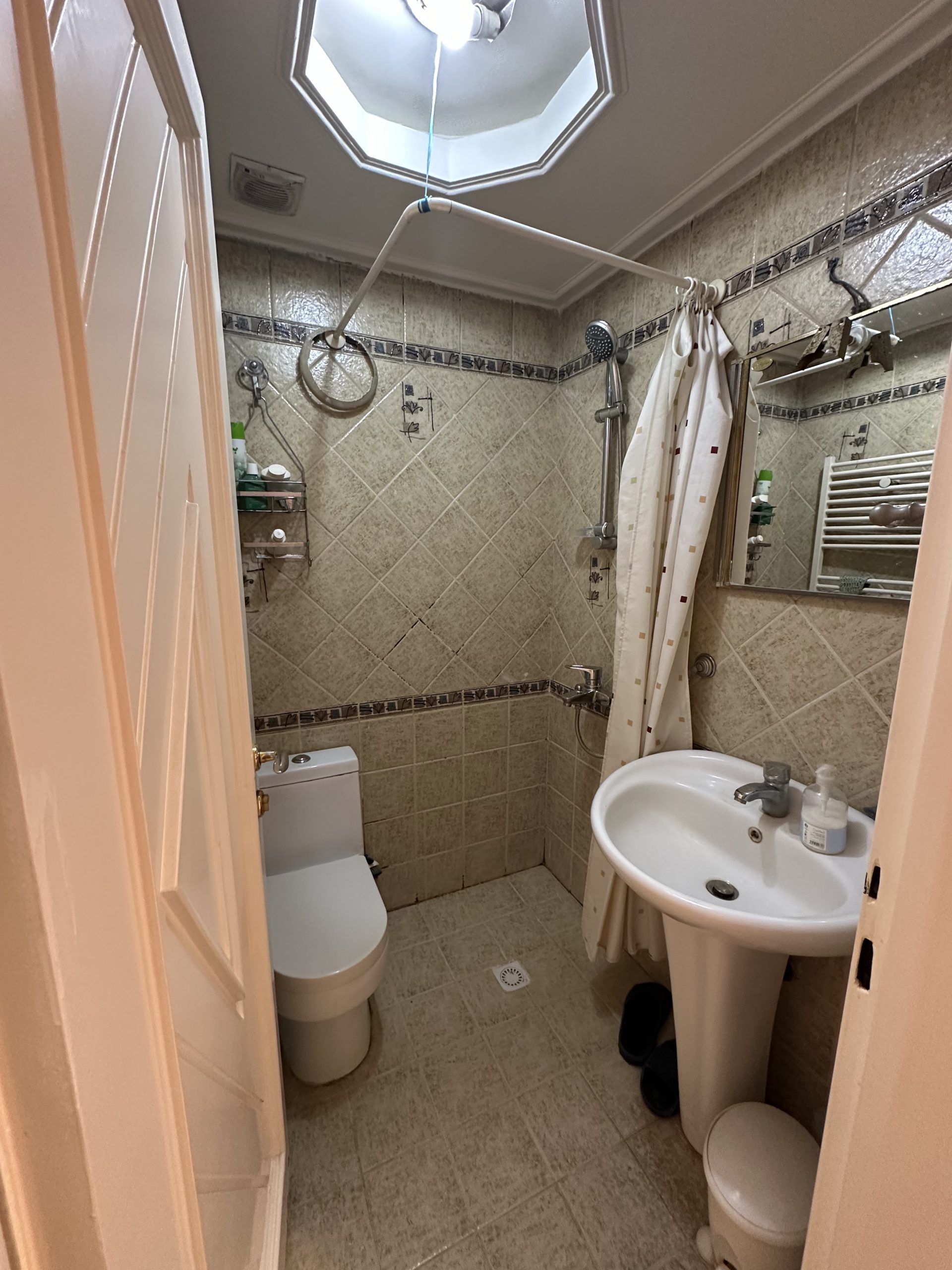 بازسازی واحد 75 متری سعادت اباد حمام قبل